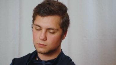 Mavi ipek pijamalı genç adam videosu.