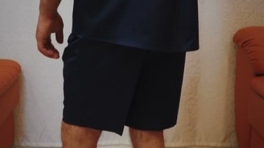 Evin içinde mavi ipek pijamalı bir genç vuruldu.