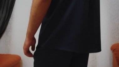 Tüylü genç ve çekici bir adamın portresi.