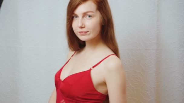 Ingwer schöne Mädchen in roten Seidenpyjamas — Stockvideo
