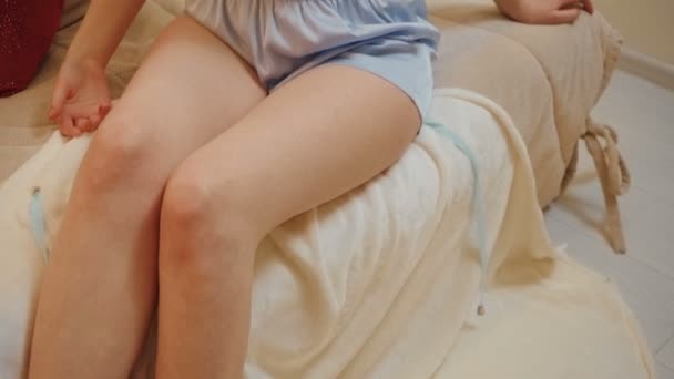 Ingwer junge Frau im blauen Spitzenpyjama im Innenraum ihres Hauses — Stockvideo