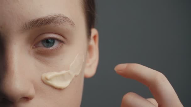 Молодая женщина надевает маскировку на лицо — стоковое видео