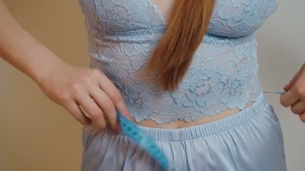 Video van naaister neemt metingen van het jonge meisje — Stockvideo
