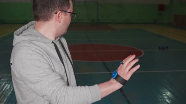 Video dospělého muže ovládání auta hračka s jeho rukou — Stock video
