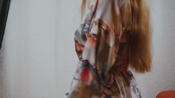 Mulher de gengibre em peignoir cinza no interior da casa — Vídeo de Stock