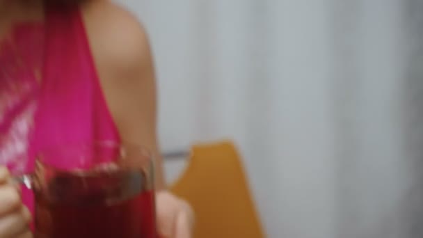 Видео, как рыжая девушка и мужчина завтракают — стоковое видео
