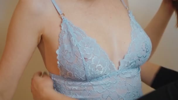 El vídeo de la costurera toma las medidas de la mujer joven — Vídeos de Stock