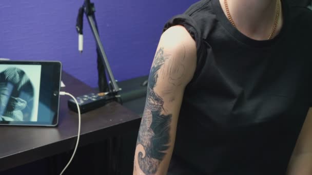 Vidéo du maître de tatouage faisant la désinfection — Video