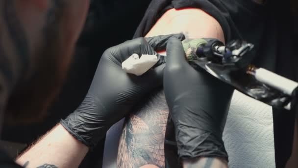 Video of man tattooist getting tattoo of snake for woman — Stok video