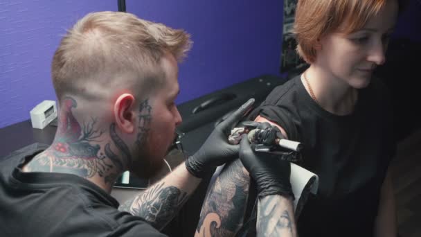 Βίντεο του νεαρού αφέντη να πάρει τατουάζ του φιδιού στο σαλόνι — Αρχείο Βίντεο