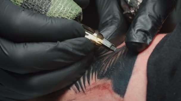 Vídeo de tatuador recebendo tatuagem preta de cobra em estúdio — Vídeo de Stock