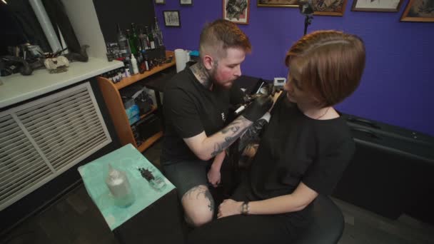 Σκοποβολή του να κάνει μαύρο τατουάζ του φιδιού στο στούντιο — Αρχείο Βίντεο