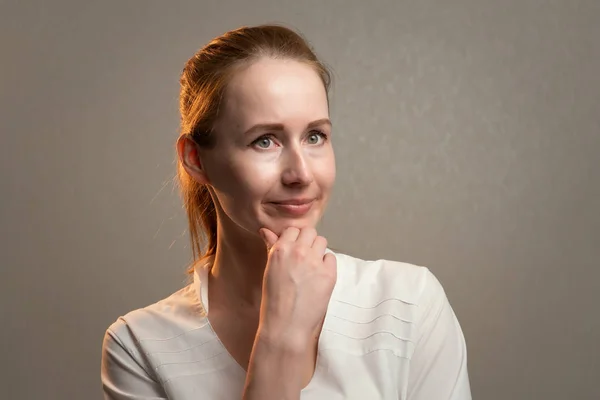 Foto van de jonge attente gember vrouw — Stockfoto