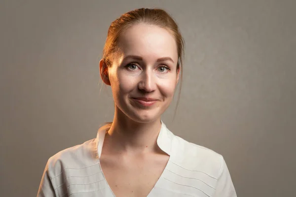 Portret van de jonge glimlachende vriendelijke gember vrouw — Stockfoto