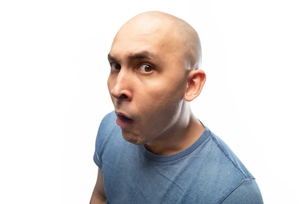 Foto eines jungen, glatzköpfigen Mannes im blauen T-Shirt — Stockfoto