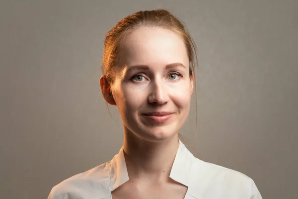 Imagem do jovem sorrindo mulher gengibre amigável — Fotografia de Stock