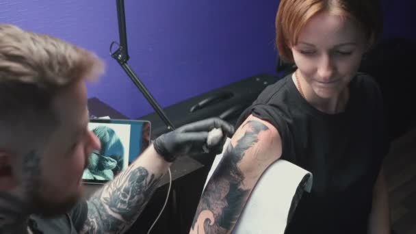 Lövöldözés fiatal mester szerzés tetoválás kígyó a szalonban — Stock videók