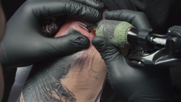 Shooting of man tattooist getting tattoo of snake, closeup — Stok video