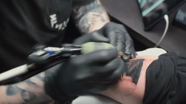 Filmagem de profissional recebendo tatuagem de cobra no salão — Vídeo de Stock