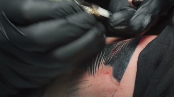 Wideo z tatuażystą robi czarny tatuaż węża w salonie — Wideo stockowe