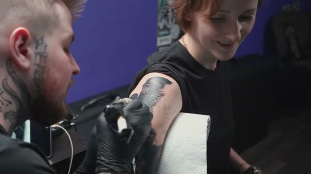 Filmación del hombre haciendo tatuaje de serpiente para mujer en el estudio — Vídeos de Stock