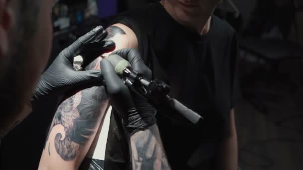 Footage of man doing tattoo of snake in studio — Stok video