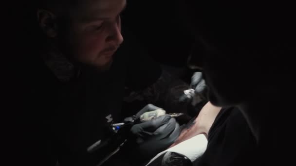 Footage of doing black tattoo of snake for woman — Stockvideo