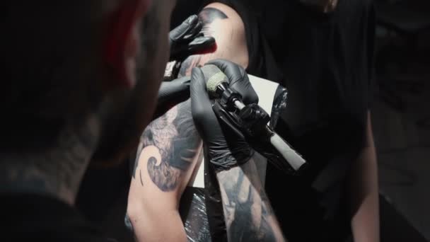 Vidéo de faire un tatouage de serpent pour femme en studio — Video