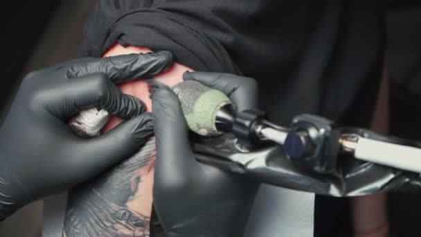 Video av unga tatuerare att tatuera orm för kvinna — Stockvideo