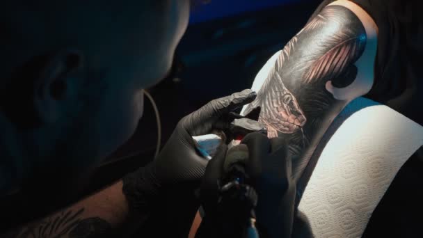 Κοντινό βίντεο με τον άντρα να κάνει μαύρο τατουάζ με φίδι — Αρχείο Βίντεο