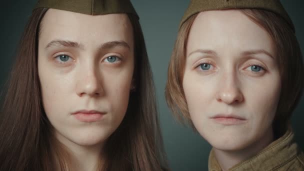 Sovyet askeri üniforması giyen genç kadınların videosu. — Stok video