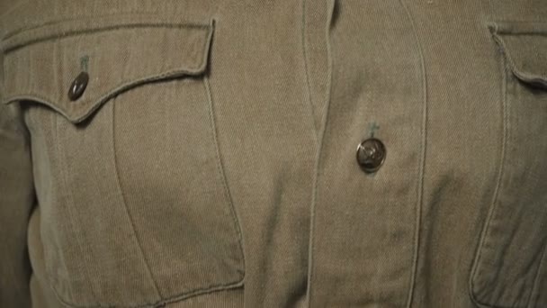 Imágenes de una joven vestida con uniforme rojo del ejército — Vídeos de Stock