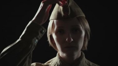 Sovyet kırmızı üniformalı genç bir kadının gölgede görüntüsü.