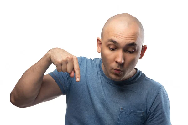 Shaved man in blue tee shirt pointing by forefinger — Stok fotoğraf