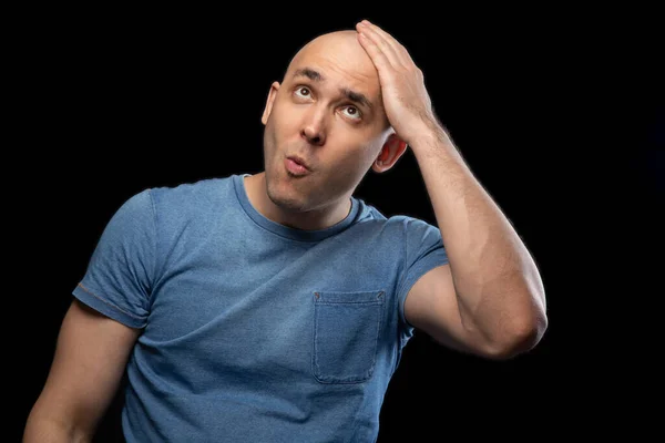 Imagem de homem careca em camiseta azul com a mão na cabeça — Fotografia de Stock