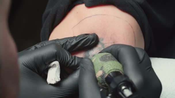 Video di uomo tatuatore ottenere il tatuaggio di pitone per la donna — Video Stock