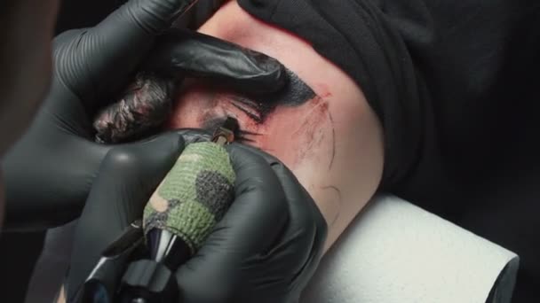 Man tatoeëerder het krijgen van tatoeage van slang, close-up — Stockvideo