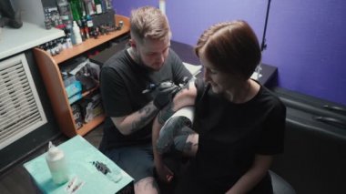 Genç efendinin kuaförde yılan dövmesi yaptırdığı video.