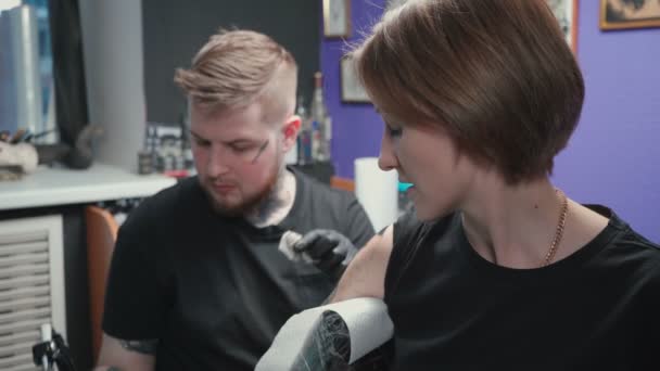 Videó ember csinál fekete tetoválás kígyó a stúdióban