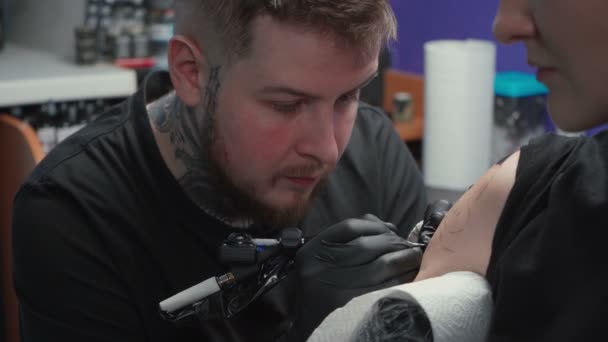 Footage of doing dark tattoo of snake for woman in studio — Stock Video