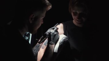 Stüdyoda kadınlara yılan dövmesi yaptırmak.