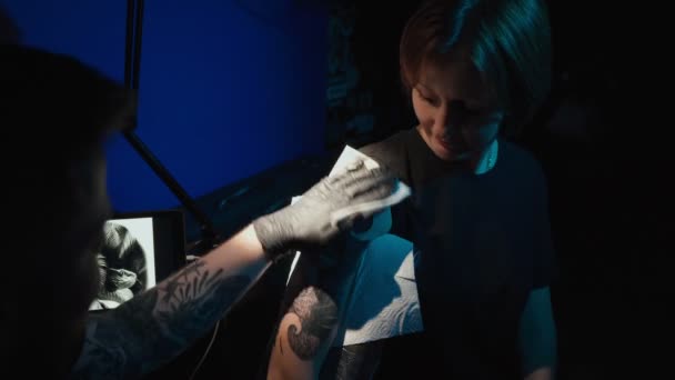 Lövöldözés férfi csinál fekete tetoválás kígyó a nő — Stock videók