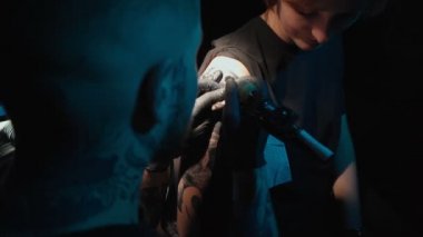 Kadın üstüne yılan dövmesi çekimleri.