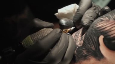 Adamın kadın üstüne yılan dövmesi yaptığı videoyu kapat.