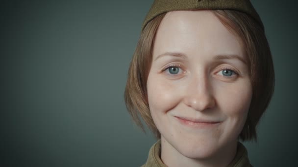 Mujer joven vistiendo uniforme soviético del ejército rojo — Vídeo de stock