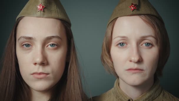 Video de mujeres jóvenes vistiendo uniforme rojo del ejército — Vídeo de stock