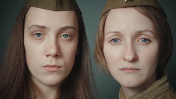 Sovyet üniforması giyen genç kadınların videosu. — Stok video