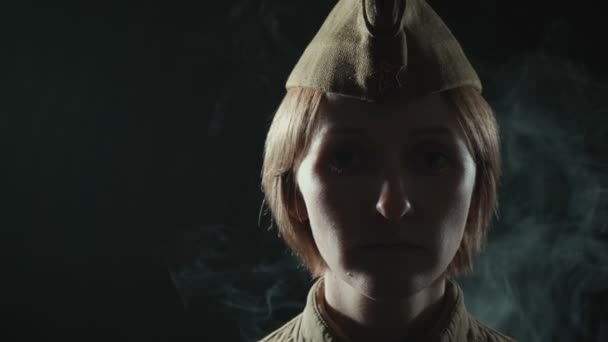 Filmagem de uma jovem mulher usando uniforme do exército soviético na sombra — Vídeo de Stock
