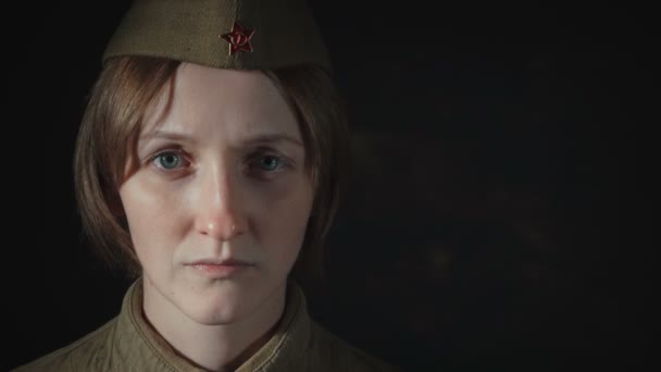 Video de una joven en pena vistiendo uniforme soviético del ejército rojo — Vídeo de stock