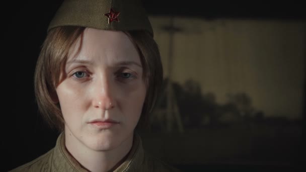 Vídeo de jovem mulher em tristeza vestindo uniforme do exército soviético — Vídeo de Stock